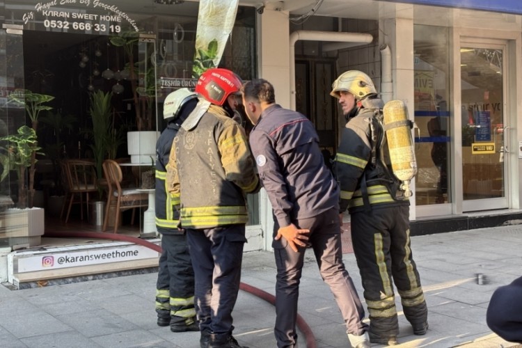 Depoda başlayan yangın mahallede paniğe yol a&ccedil;tı