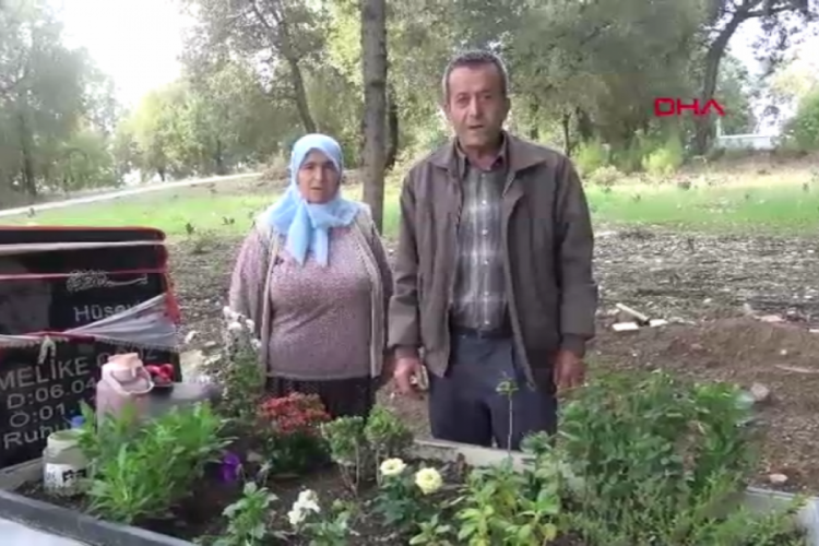 Kızının mezarındaki &ccedil;i&ccedil;ekleri &ccedil;alanlardan şikayet&ccedil;i oldu