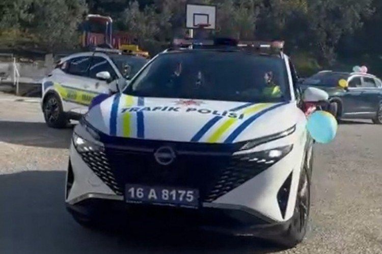 Bursalı polislerden, engelli &ouml;ğrencilere anlamlı s&uuml;rpriz