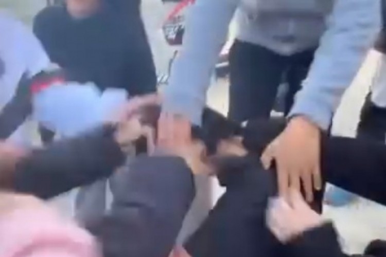 Antalya'da ilkokul bah&ccedil;esinde akran zorbalığı: Kız &ouml;ğrenci darbedildi