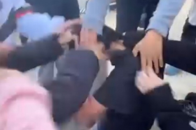 İlkokul bah&ccedil;esinde akran zorbalığı: Kız &ouml;ğrenci darbedildi