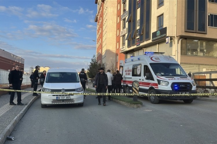 Caddede kovaladığı şahsı t&uuml;fekle vurdu