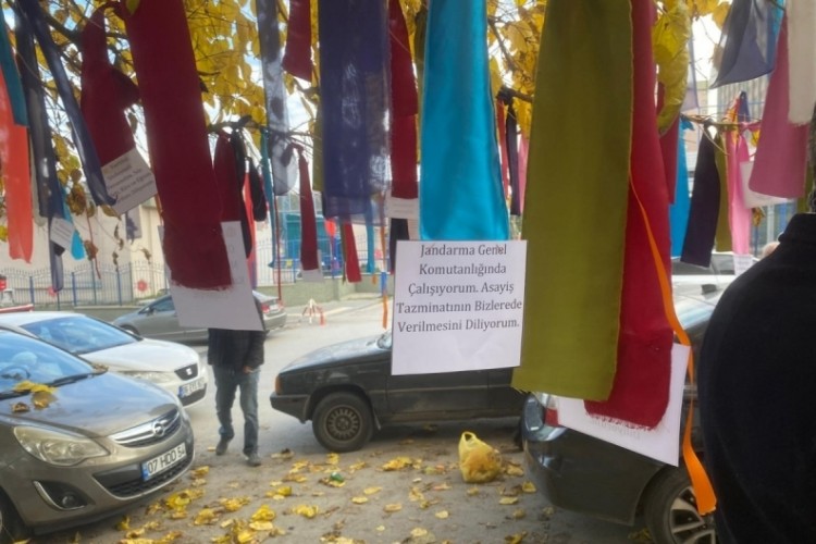 Memurlar bakanlığın &ouml;n&uuml;ndeki ağacı 'dilek ağacı'na &ccedil;evirdi