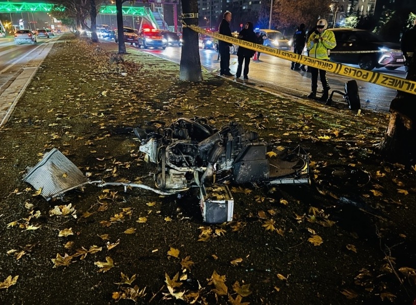 Kontrolden &ccedil;ıkıp ağaca &ccedil;arpan otomobil alev aldı: 1'i ağır 2 yaralı
