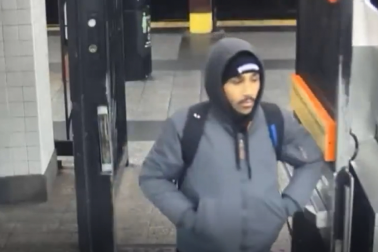 New York metrosunda bir kişi seyahat ederken yakılmak i...