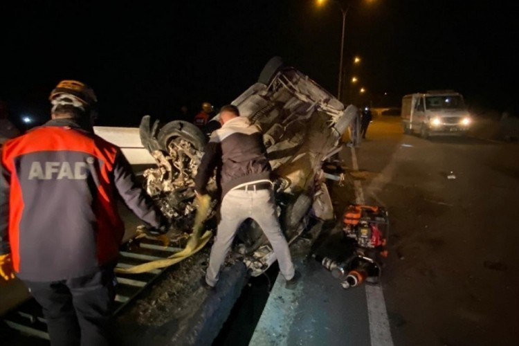 K&ouml;pr&uuml; demirlerine &ccedil;arpan ara&ccedil; can pazarı! &Ouml;l&uuml; ve yaralılar var...