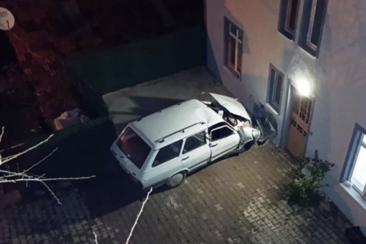 Evin duvarına &ccedil;arpan otomobildeki kadın hayatını kaybetti!