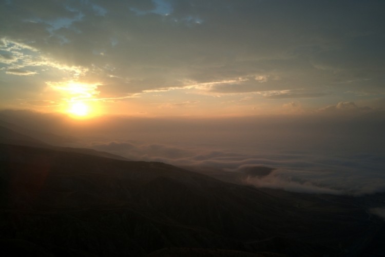 Doğanın muhteşem gösterisi: Sis dağların eteklerine vurdu