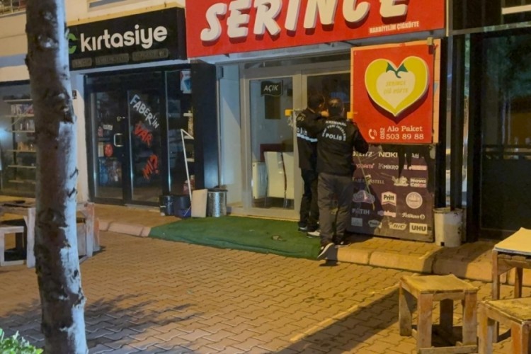 Gece yarısı &ccedil;iğ k&ouml;fte d&uuml;kkanını kurşunlayıp, ka&ccedil;tılar