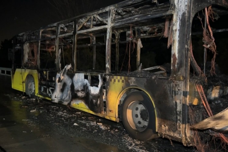 İETT otob&uuml;s&uuml; alevlere teslim oldu