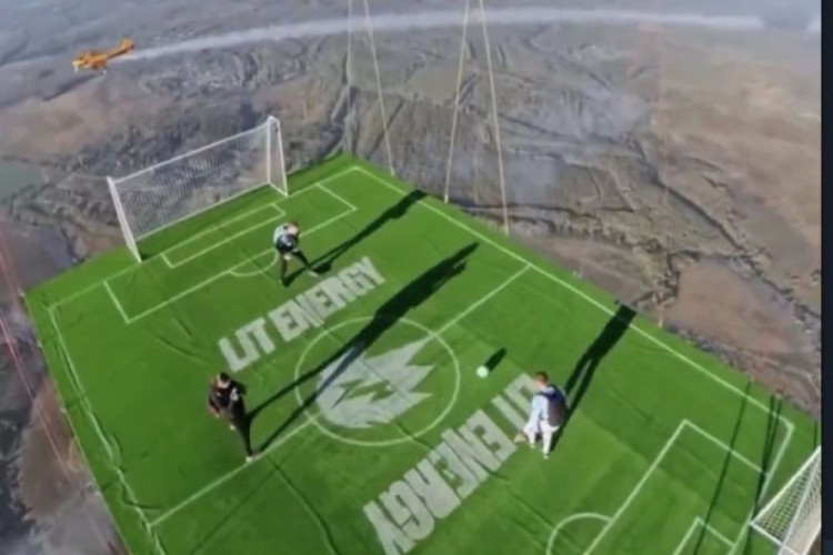 Havada futbol oynadılar!