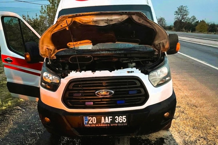 Seyir halindeki ambulans alev aldı