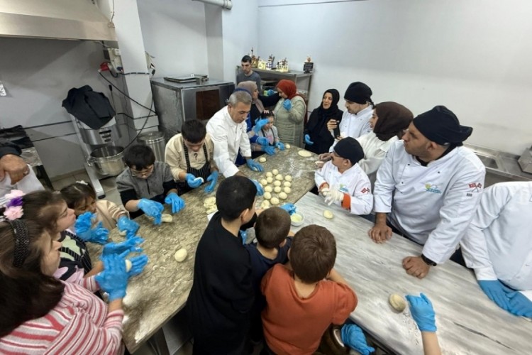 Bursa'da engelliler pizza yaptı