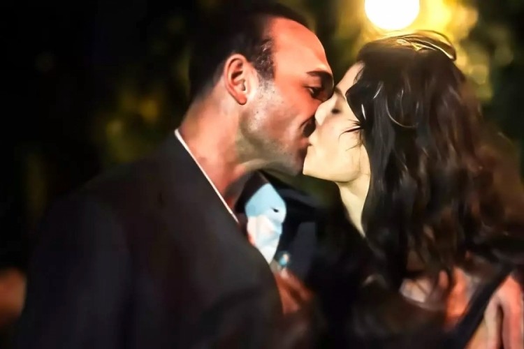 Eşref Rüya dizisine damga vuran öpüşme sahnesi: Şeftali...