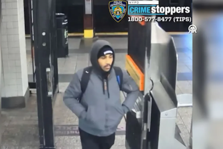 Metroda dehşet: Uyuyan yolcuyu ateşe verdi