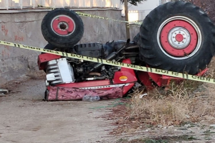 92 yaşındaki adam hastanenin otoparkında trakt&ouml;r&uuml;yle d&uuml;şerek &ouml;ld&uuml;