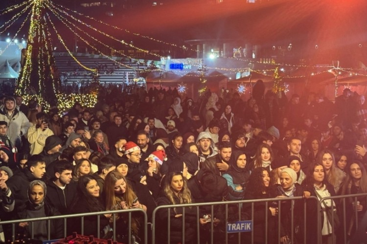 Bursa'da yeni yıl meydanları renkli etkinliklerle kapıl...