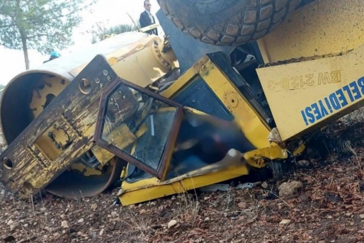 Devrilen silindirin altında kalarak can verdi