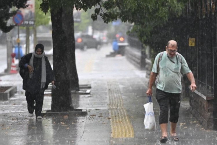 Batı Akdeniz i&ccedil;in sağanak ve fırtına uyarısı