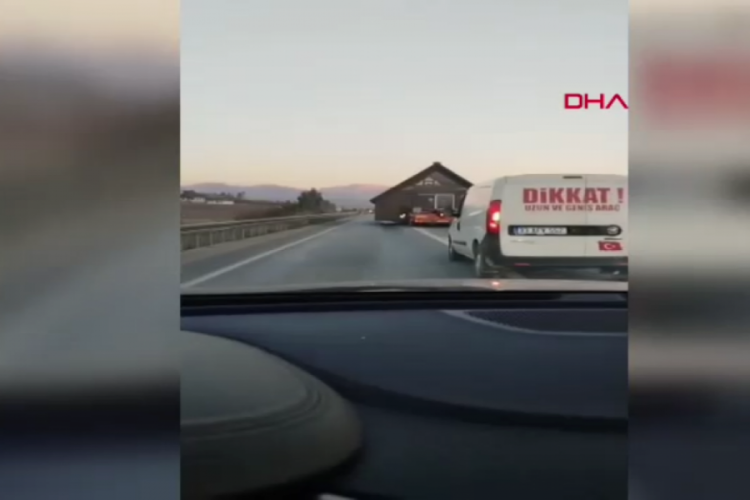 Adana'da prefabrik ev taşıyan TIR, trafiği kilitledi
