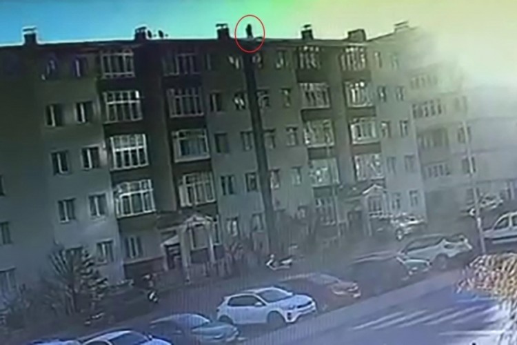 Tamir ettiği bacayı kontrol ederken &ccedil;atıdan d&uuml;ş&uuml;p &ouml;ld&uuml;