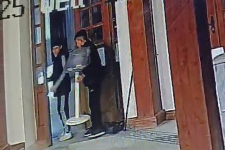 Camideki yardım kutusu &ccedil;alındı: O anlar kamerada