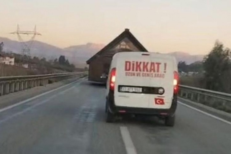 Evini taşırken trafiği birbirine kattı!