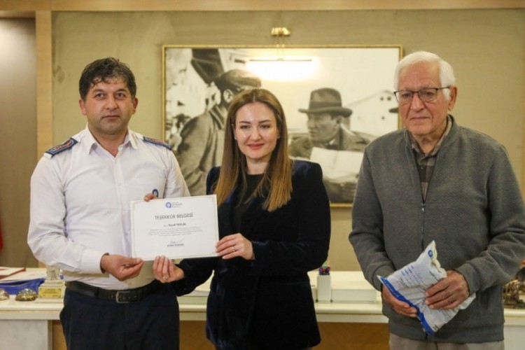 Aracında bulunan para dolu &ccedil;antayı sahibine ulaştırdı