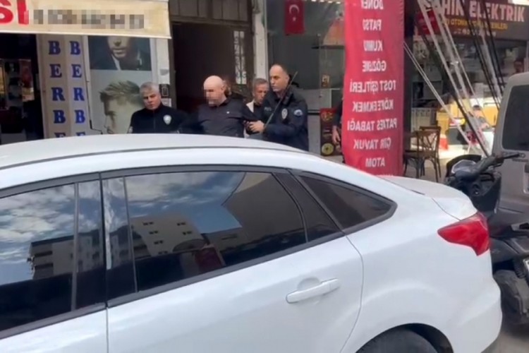 Alkolün dozunu kaçırdı! Sokakta çırılçıplak gezdi! 