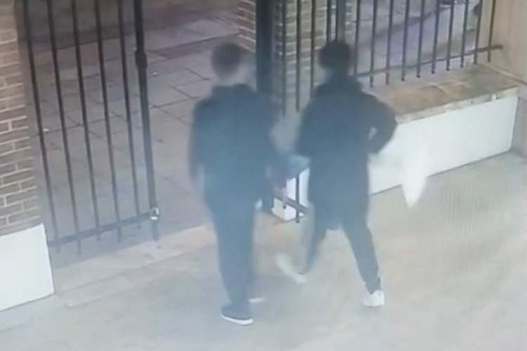 Önce gözetlediler, sonra harekete geçtiler! Camide hırs...