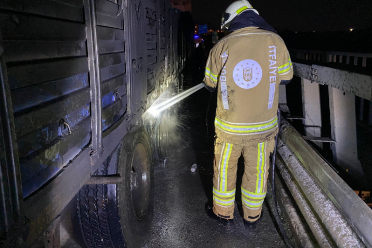 Bursa'da yolunda faciadan dönüldü! Deri yüklü tırda yan...