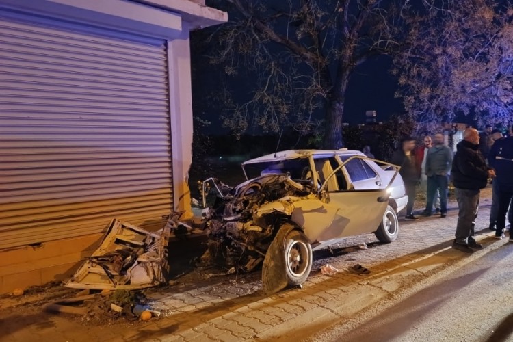 Otomobil konteynere, kamyonete ve evin duvarına çarptı:...