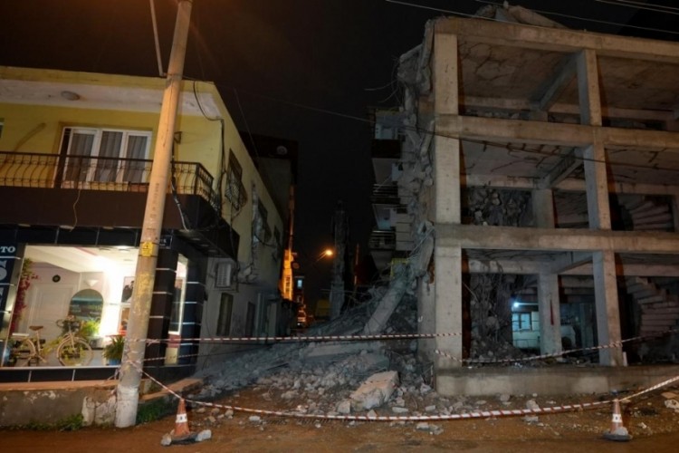 Yıkım sırasında kopan beton parçaları yandaki eve zara ...