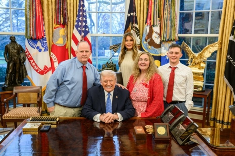 Trump, Ulusal Muhafız askerinin ailesini Beyaz Saray'da ağırladı