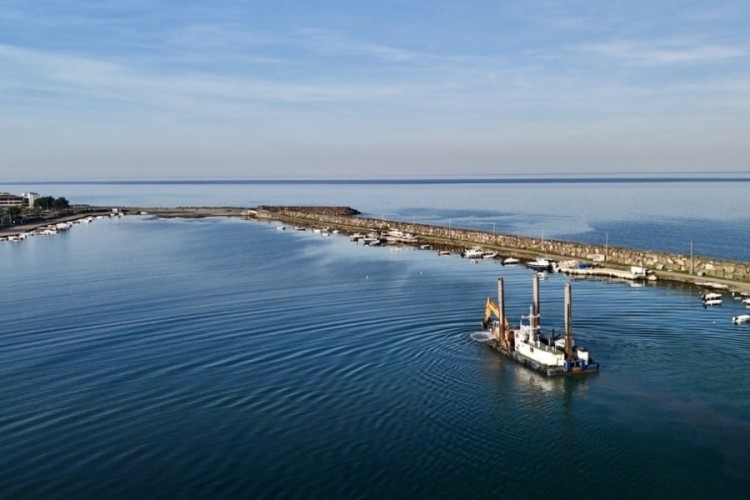 Kurupelit Marina'da deniz temizliği