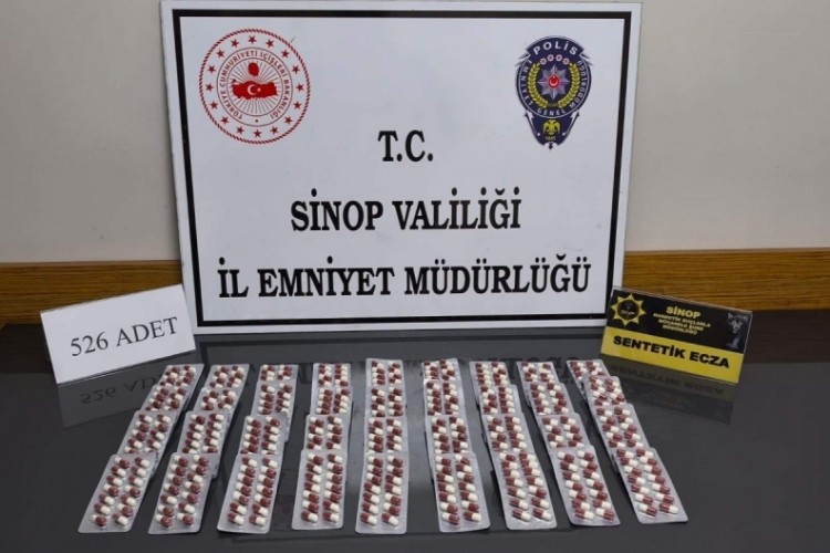 526 sentetik ecza ile yakalanan 2 ş&uuml;pheli tutuklandı
