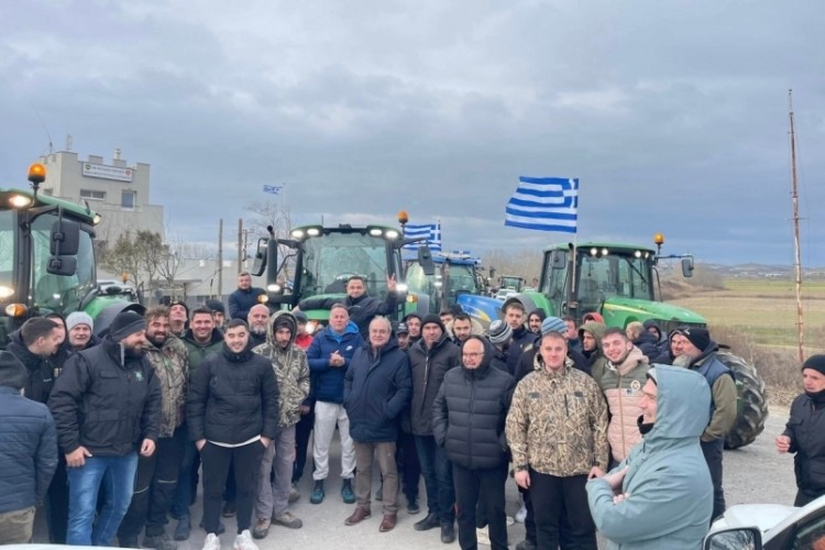 Yunanistan'da &ccedil;ift&ccedil;iler yol kapattı, polisle gerilim arttı