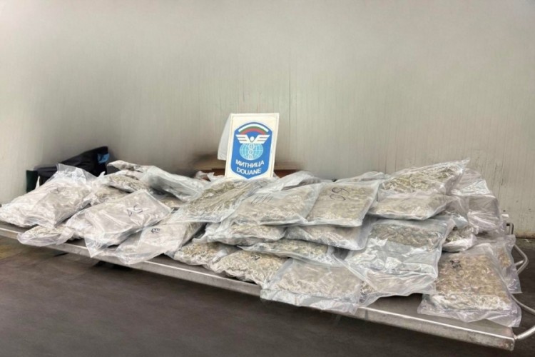 T&uuml;rkiye'ye sokulmak istenen 22 kilo 560 esrar sınırda yakalandı