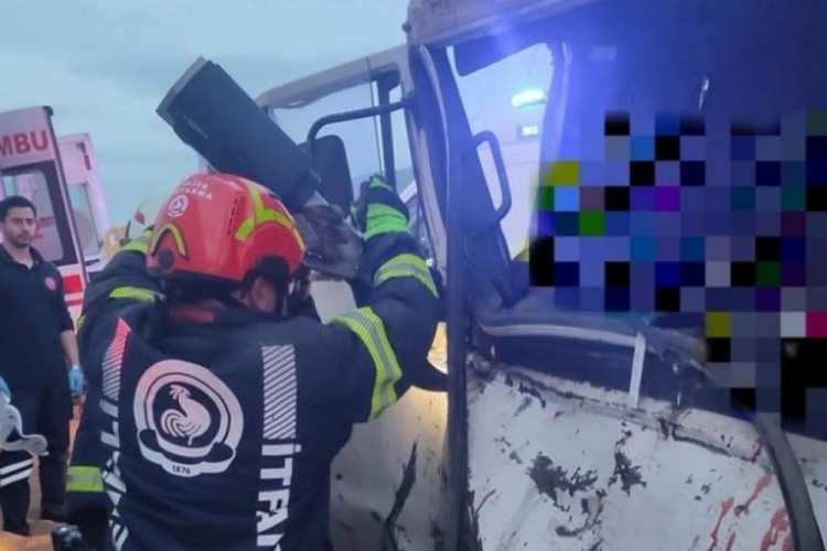 Yoldan &ccedil;ıkan s&uuml;r&uuml;c&uuml; seyir halindeki tıra &ccedil;arptı