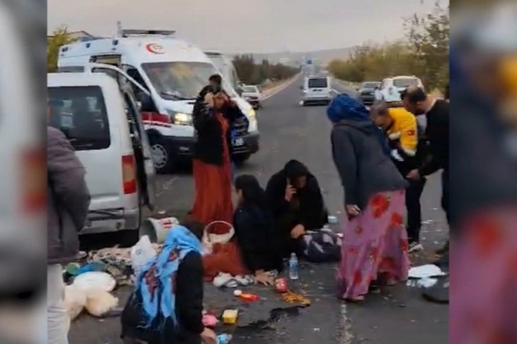 Hafif ticari ara&ccedil;la otomobil &ccedil;arpıştı: 11 yaralı