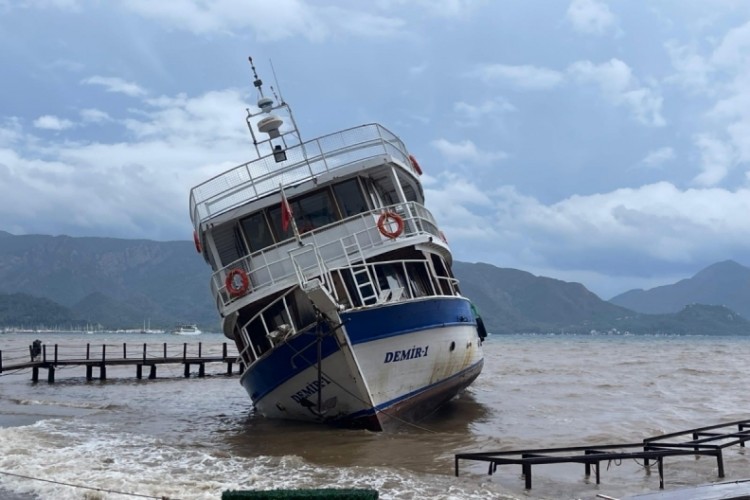 Marmaris'te iskeleye &ccedil;arpan tekne karaya oturdu