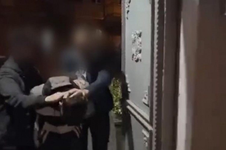 Bursa'da AVM'de hırsızlık yaparken yakalandı, adeta narkotik deposu &ccedil;ıktı!