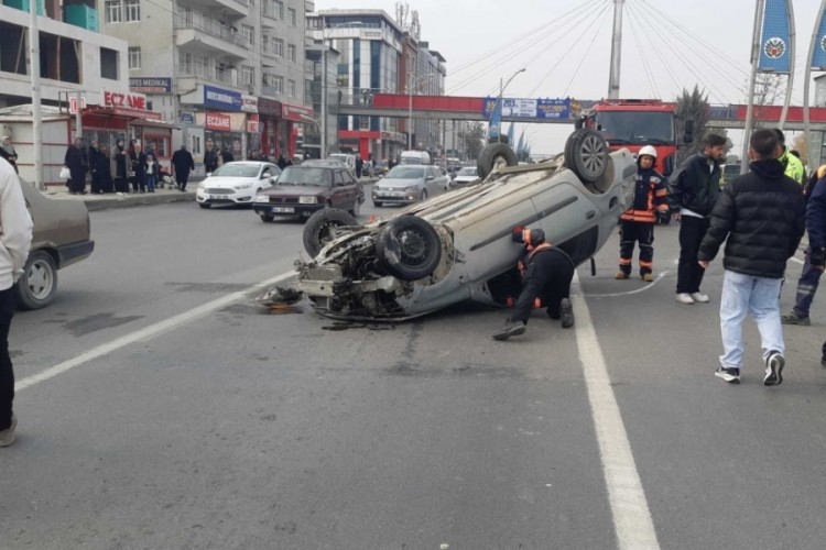 Malatya'da otomobiller &ccedil;arpıştı: 3 yaralı