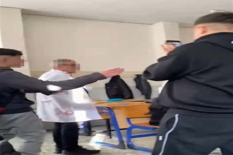&Ouml;ğrencilerin &ouml;ğretmen ile alay ettiği olaya ilişkin polis incelemesi