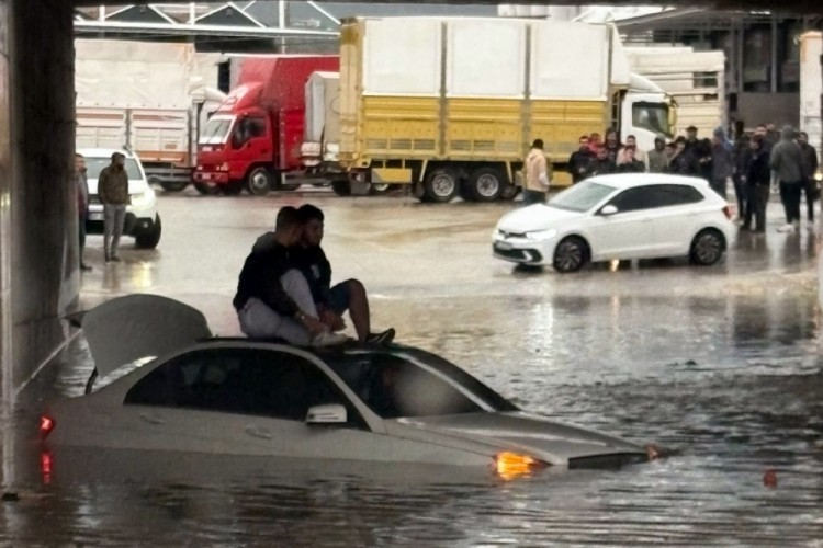 Antalya ve il&ccedil;elerinde sağanak etkili oldu