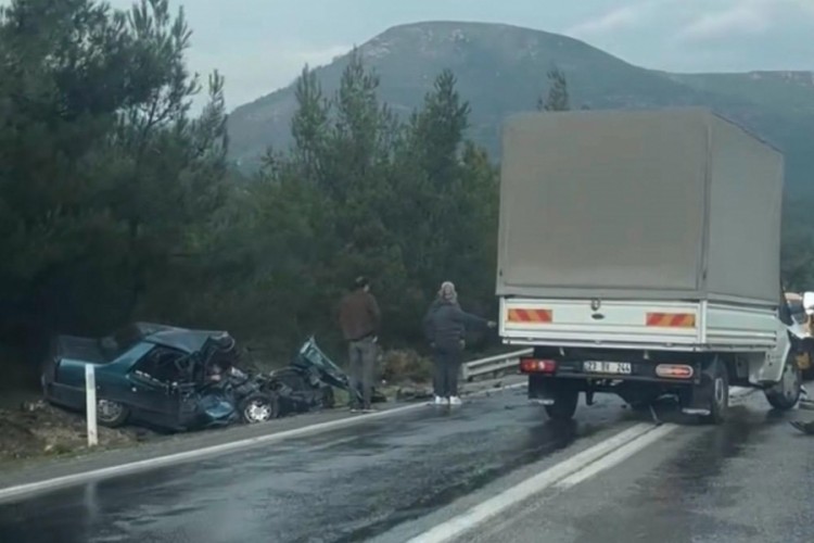 Kamyonetle otomobil &ccedil;arpıştı: 2 &ouml;l&uuml;, 2 yaralı