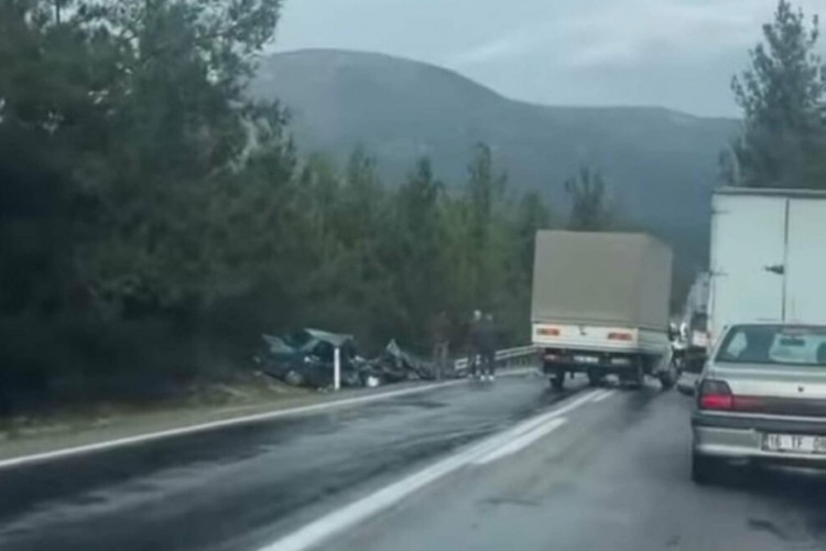 Kamyonetle otomobil &ccedil;arpıştı: 2 &ouml;l&uuml;, 1'i ağır 2 yaralı