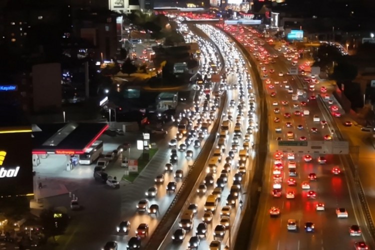 İstanbul'da trafik yoğunluğu y&uuml;zde 90'a ulaştı