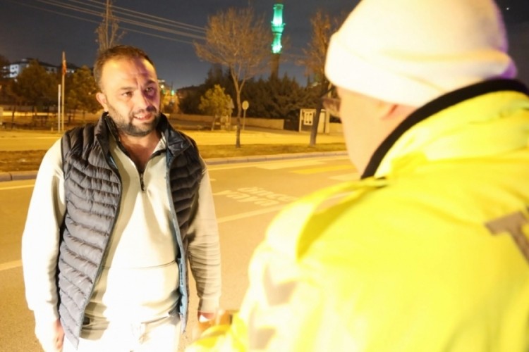Ehliyetsiz s&uuml;r&uuml;c&uuml; &ccedil;ekme belgeli kamyonetle yakalandı: 46 bin 621 lira ceza