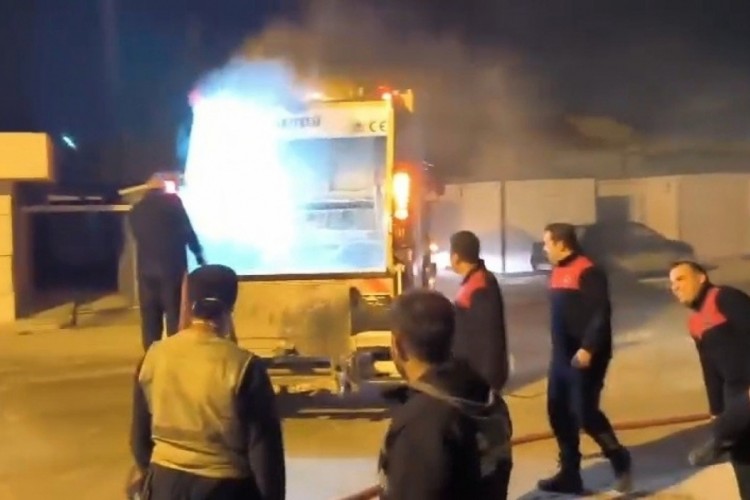Çöp toplama sırasında yanan kamyonunu itfaiyeye sürdü